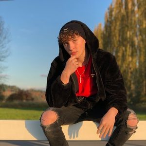 Meet your Posher, Derek